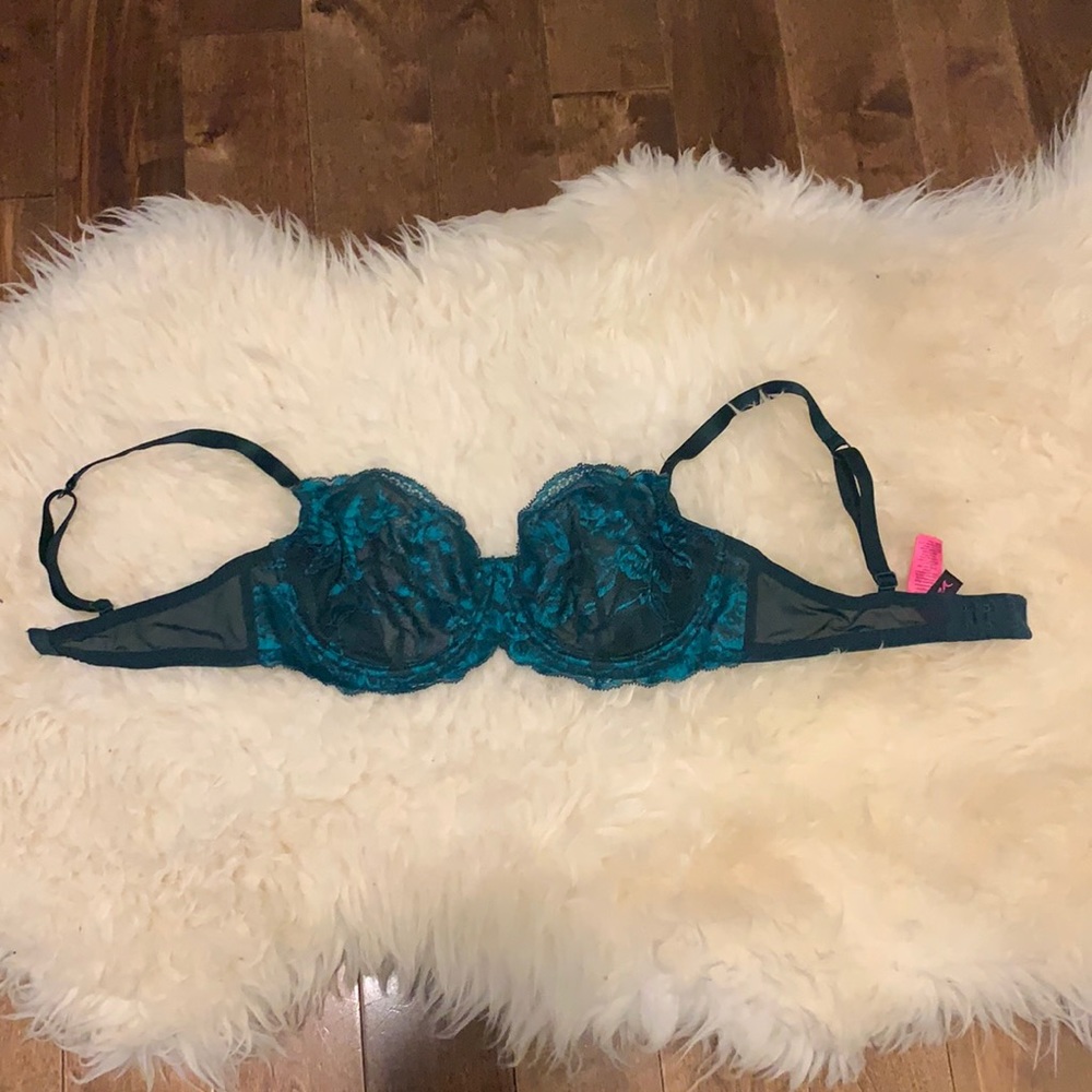 Brand new never worn La Senza sexy lace bra. 32DD